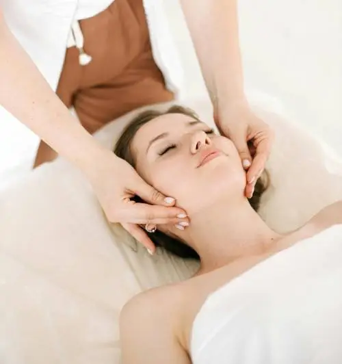 Massieren der Druckpunkte am Kiefer